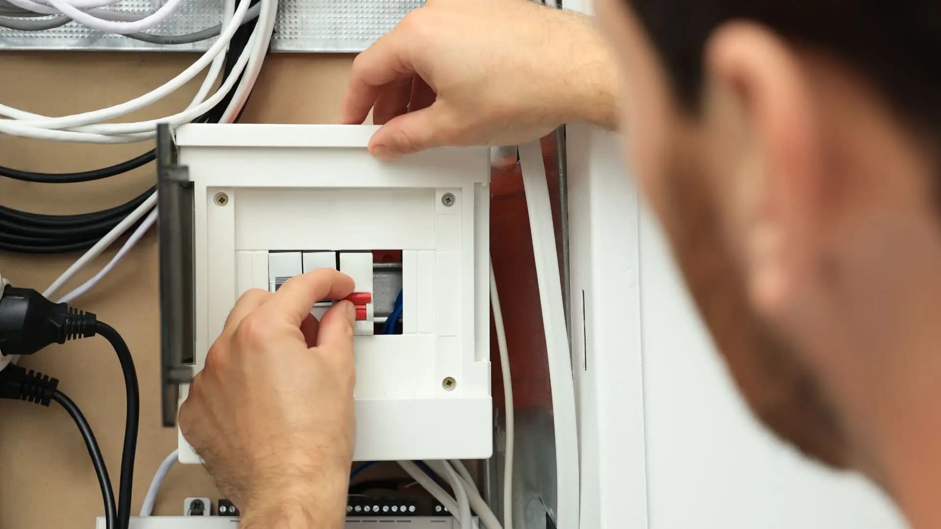 Prüfung ortsfester elektrischer Anlagen: Wichtige Prüfmethoden im Überblick