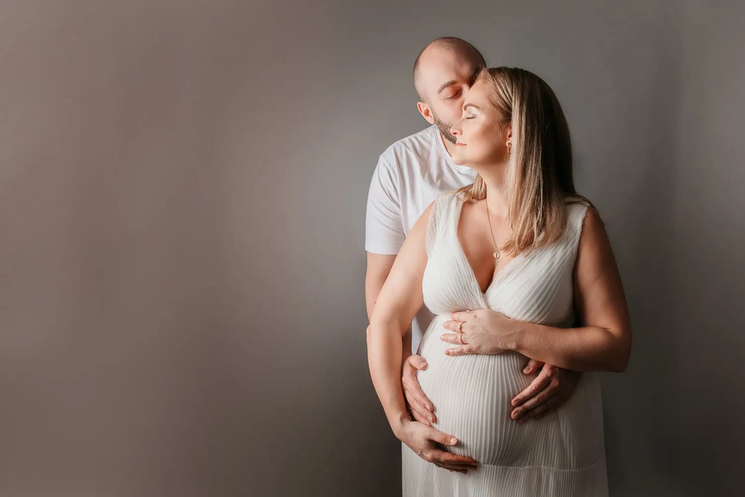 Babybauch Fotoshooting für natürliche Familienmomente
