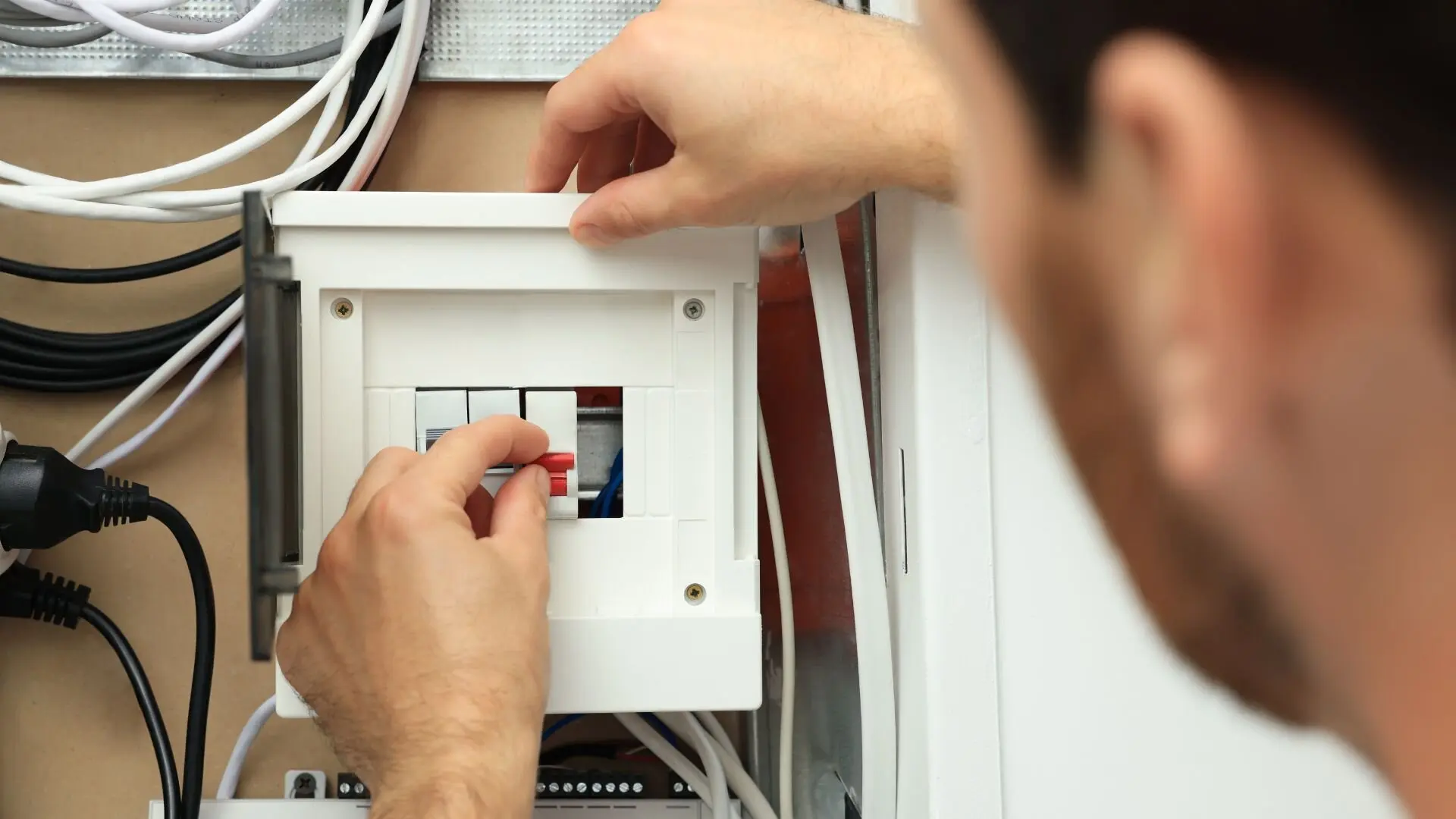 Prüfung ortsfester elektrischer Anlagen: Wichtige Prüfmethoden im Überblick
